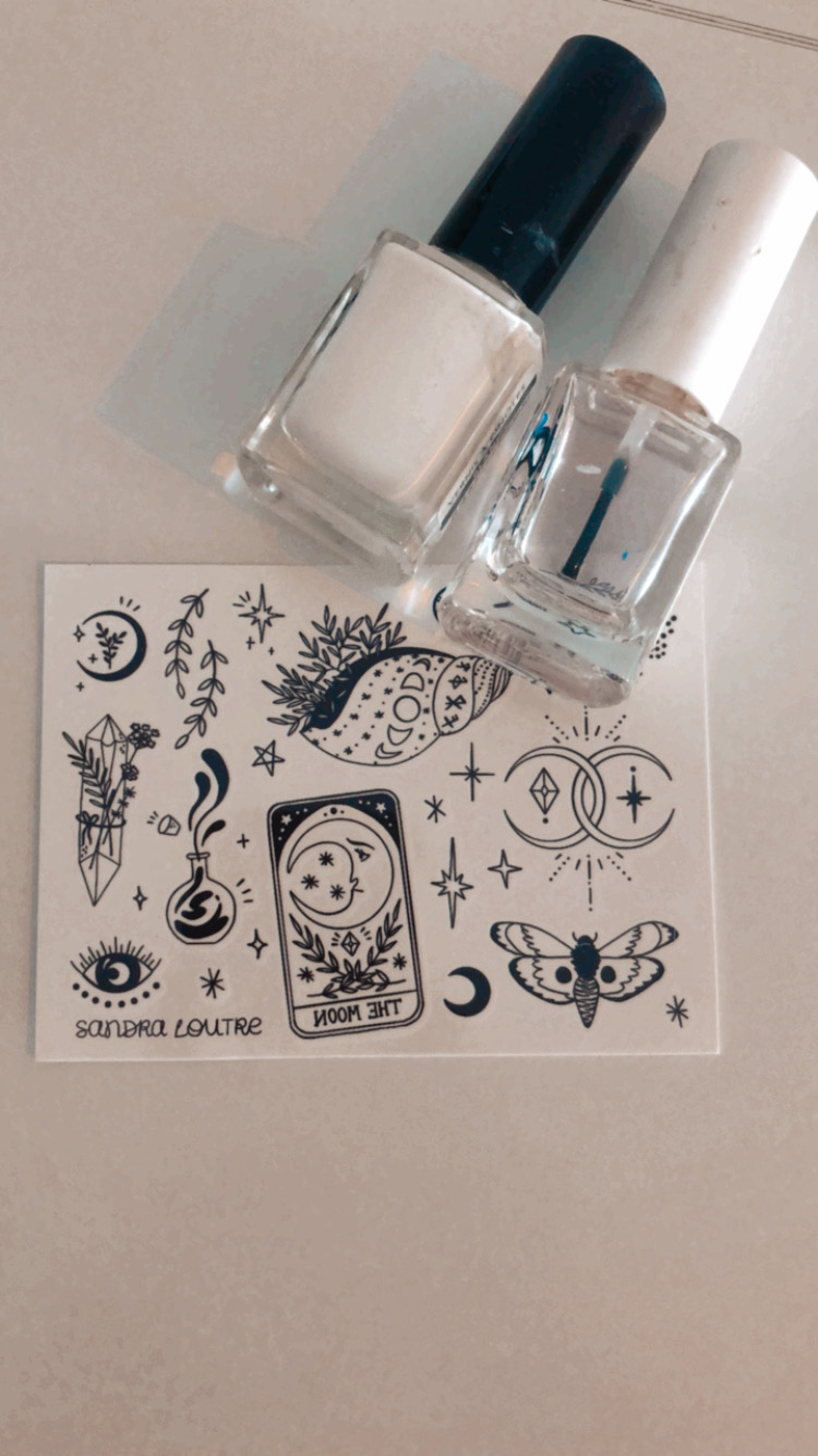 Customize your nails easily with temporary tattoos